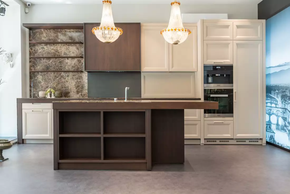 Landhausküche mit wohnlicher Materialwirkung für München
